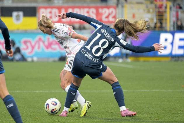 Georgia Stanway (FC Bayern Muenchen, 31) im Zweikampf mit Valesca Ampoorter (TSG 1899 Hoffenheim, 18) GER, TSG 1899 Hoffenheim vs. FC Bayern Muenchen , Fussball, Google Pixel Frauen-Bundesliga, Saison 2025 2026, 23.11.2025 DFB DFL regulations prohibit any use of photographs as image sequences and or quasi-video GER, TSG 1899 Hoffenheim vs. FC Bayern Muenchen , Fussball, Google Pixel Frauen-Bundesliga, Saison 2025 2026, 23.11.2025 Hoffenheim Copyright: xEibner-Pressefoto TobiasxBaurx EP_TBR