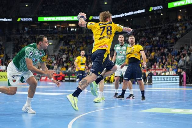 RECORD DATE NOT STATED Edwin Aspenbäck (78; Rhein Neckar Löwen) springt zum Wurf, während Jannik Kohlbacher (80; Rhein Neckar Löwen) und Mijajlo Marseni? (93; Füchse Berlin) verteidigen 1.Handball-Bundesliga Rhein-Neckar-Löwen vs Füchse Berlin 23.11.2025 Copyright: xSpeedshotx