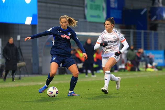 RECORD DATE NOT STATED Lisann Kaut (4; TSG Hoffenheim Frauen) im Zweikampf mit Jovana Damnjanovic (9; FC Bayern München) um den Ball Zweikampf um Ball