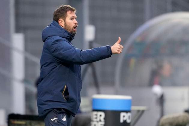 Thomas Johrden (Trainer, Interimstrainer, TSG), mit Daumen nach oben, Geste, Gestik, zuversichtlich, positiv, optimistisch, Freude, freuen, freut sich, Einzelbild, Einzelfoto, Aktion, Action, 23.11.2025, Sinsheim (Hoffenheim) (Deutschland), Fussball, Google Pixel Frauen-Bundesliga, TSG 1899 Hoffenheim - FC Bayern München, DFB DFL REGULATIONS PROHIBIT ANY USE OF PHOTOGRAPHS AS IMAGE SEQUENCES AND OR QUASI-VIDEO.