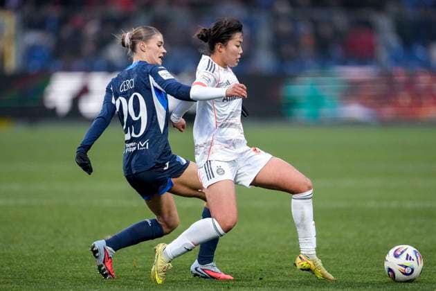 v.li.: Selina Cerci (TSG, 29), Momoko Tanikawa (FCB, 18), Zweikampf, Spielszene, Duell, duel, tackle, tackling, Dynamik, Action, Aktion, 23.11.2025, Sinsheim (Hoffenheim) (Deutschland), Fussball, Google Pixel Frauen-Bundesliga, TSG 1899 Hoffenheim - FC Bayern München, DFB DFL REGULATIONS PROHIBIT ANY USE OF PHOTOGRAPHS AS IMAGE SEQUENCES AND OR QUASI-VIDEO.