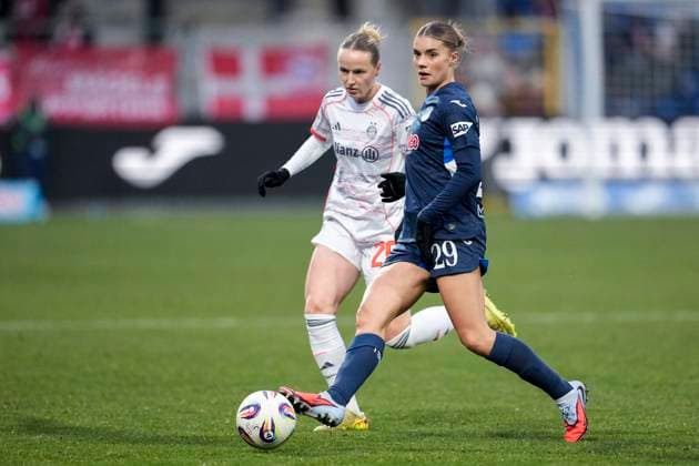 v.li.: Franziska Kett (FCB, 20), Selina Cerci (TSG, 29), Zweikampf, Spielszene, Duell, duel, tackle, tackling, Dynamik, Action, Aktion, 23.11.2025, Sinsheim (Hoffenheim) (Deutschland), Fussball, Google Pixel Frauen-Bundesliga, TSG 1899 Hoffenheim - FC Bayern München, DFB DFL REGULATIONS PROHIBIT ANY USE OF PHOTOGRAPHS AS IMAGE SEQUENCES AND OR QUASI-VIDEO.