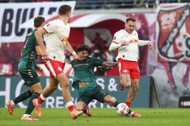 23.11.2025, xtgx, Fussball - 1.Bundesliga RB Leipzig - SV Werder Bremen emspor, v.l. Cameron Puertas (Bremen, 18), David Raum (Leipzig, 22) Zweikampf, Duell, Kampf, tackle (DFL DFB REGULATIONS PROHIBIT ANY USE OF PHOTOGRAPHS as IMAGE SEQUENCES and or QUASI-VIDEO) Leipzig