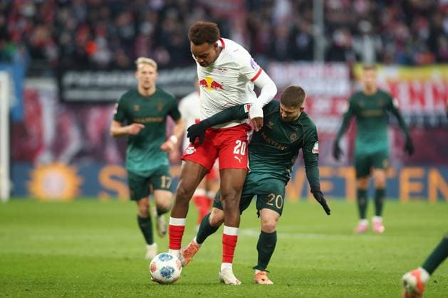 23.11.2025, xtgx, Fussball - 1.Bundesliga RB Leipzig - SV Werder Bremen emspor, v.l. Assan Ouedraogo (Leipzig, 20), Romano Schmid (Bremen, 20) Zweikampf, Duell, Kampf, tackle (DFL DFB REGULATIONS PROHIBIT ANY USE OF PHOTOGRAPHS as IMAGE SEQUENCES and or QUASI-VIDEO) Leipzig