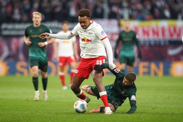 23.11.2025, xtgx, Fussball - 1.Bundesliga RB Leipzig - SV Werder Bremen emspor, v.l. Assan Ouedraogo (Leipzig, 20), Romano Schmid (Bremen, 20) Zweikampf, Duell, Kampf, tackle (DFL DFB REGULATIONS PROHIBIT ANY USE OF PHOTOGRAPHS as IMAGE SEQUENCES and or QUASI-VIDEO) Leipzig
