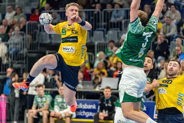 23.11.2025, xdaymx, Handball Daikin HBL, Rhein Neckar Loewen - Füchse Berlin Haukur Thrastarson (RNL) & Max Darj (Füchse) (DFL DFB REGULATIONS PROHIBIT ANY USE OF PHOTOGRAPHS as IMAGE SEQUENCES and or QUASI-VIDEO) Mannheim