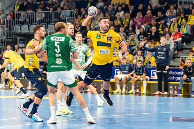 23.11.2025, xdaymx, Handball Daikin HBL, Rhein Neckar Loewen - Füchse Berlin Torabschluss Jannik Kohlbacher (RNL) (DFL DFB REGULATIONS PROHIBIT ANY USE OF PHOTOGRAPHS as IMAGE SEQUENCES and or QUASI-VIDEO) Mannheim