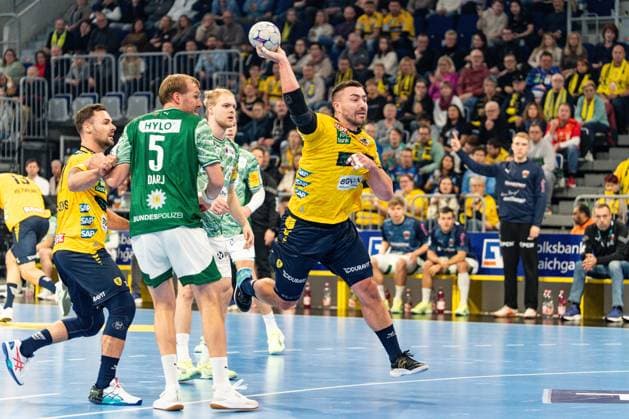 23.11.2025, xdaymx, Handball Daikin HBL, Rhein Neckar Loewen - Füchse Berlin Torabschluss Jannik Kohlbacher (RNL) (DFL DFB REGULATIONS PROHIBIT ANY USE OF PHOTOGRAPHS as IMAGE SEQUENCES and or QUASI-VIDEO) Mannheim