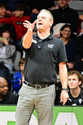 23.11.2025 - Basketball - Saison 2025 2026 - 2. Bundesliga Pro-A - 10. Spieltag: Nürnberg Falcons Basketball Club NBC - BBC Bayreuth - AlSch - xalxscx - Ralph Junge ( Trainer Headcoach Nürnberg Falcons BC NBC ) zeigt an gestikuliert dirigiert gibt anweisungen