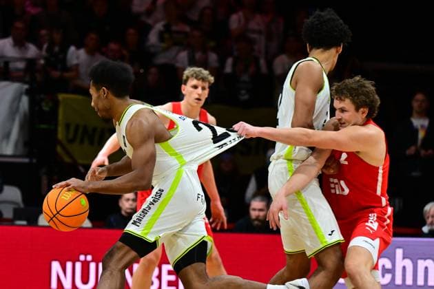 23.11.2025 - Basketball - Saison 2025 2026 - 2. Bundesliga Pro-A - 10. Spieltag: Nürnberg Falcons Basketball Club NBC - BBC Bayreuth - AlSch - xalxscx - Kevaughn Allen (23, BBC Bayreuth ) Carter Whitt (2, Nürnberg Falcons BC NBC )