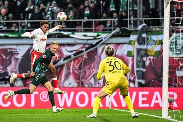 Fußball I Herren I Saison 2025-2026 I Bundesliga I 11. Spieltag I RB Leipzig - SV Werder Bremen I 23.11.2025 Forzan Assan Quedraogo (20, RB Leipzig) springt höher als Amos Pieper (5, SV Werder Bremen) und kommt zum Kopfball auf Mio Backhaus (30, SV Werder Bremen) Leipzig Red Bull Arena Sachsen Deutschland Copyright: xLobeca InesxHähnelx