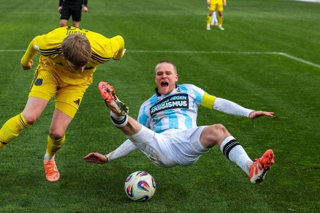Joel Bichsel 27 (1. FC Saarbruecken) foult Thore Jacobsen 5 (TSV 1860 Muenchen), es gibt Strafstoss fuer TSV 1860, TSV 1860 Muenchen vs. 1. FC Saarbruecken, Fussball, Dritte Liga, DFL, Saison 2025 2026, Hinrunde, 15. Spieltag, 23.11.2025 DFB regulations prohibit any use of photographs as image sequences and or quasi-video Muenchen Bayern Deutschland