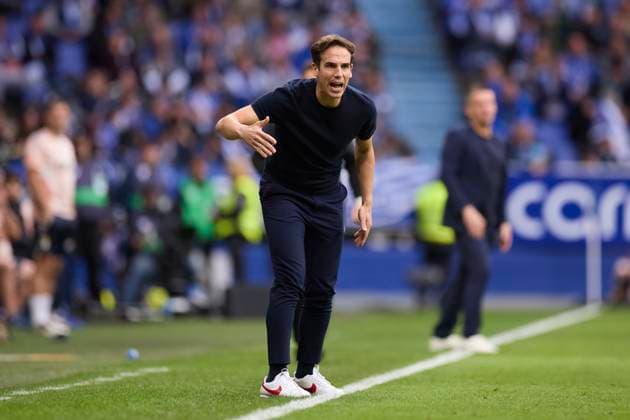 Real Oviedo v Rayo Vallecano - LaLiga EA Sports Inigo Perez head coach of Rayo Vallecano reacts during the LaLiga EA Sports match between Real Oviedo and Rayo Vallecano at Carlos Tartiere on November 23, 2025, in Oviedo, Spain. Oviedo Carlos Tartiere Asturias Spain RL_ROVvRAYV_000153 Copyright: xRicardoxLarreinax