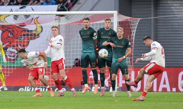 David Raum schießt einen Freistoß Zweikampf Spielszene Aktion Fußball Fussball DFL Bundesliga Herren 11. Spieltag Saison 2025 2026 23.11.2025 RasenBallsport RB Leipzig RBL vs. SV Werder Bremen SVW in der RedBull Arena DFL regulations prohibit any use of photographs as image sequences and or quasi-video.
