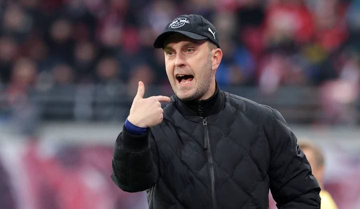 Trainer Ole Werner gibt Anweisungen Aktion Oberkörper Fußball Fussball DFL Bundesliga Herren 11. Spieltag Saison 2025 2026 23.11.2025 RasenBallsport RB Leipzig RBL vs. SV Werder Bremen SVW in der RedBull Arena DFL regulations prohibit any use of photographs as image sequences and or quasi-video.