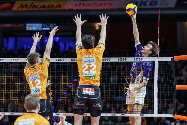23.11.25, Berlin, Volleyball: 1.Bundesliga, Maenner, 8. Spieltag, BR Volleys - ASV Dachau, Max-Schmeling-Halle. Will Kuhns vom ASV Dachau scheitert m Block von Jake Hanes (BR Volleys) und Florian Krage-Brewitz. BR Volleys - ASV Dachau