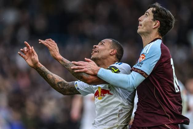 Premier League Leeds United v Aston Villa Lukas Nmecha of Leeds United and Pau Torres of Aston Villa battle for the ball during the Premier League match Leeds United vs Aston Villa at Elland Road, Leeds, United Kingdom, 23rd November 2025 (Photo by Alfie Cosgrove News Images) Leeds Elland Road West Yorkshire United Kingdom Copyright: xAlfiexCosgrove NewsxImagesx