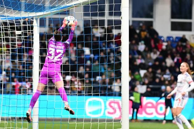 RECORD DATE NOT STATED Ena Mahmutovic (32; FC Bayern München) fängt den Ball im Strafraum, während 3; TSG Hoffenheim Frauen in der Nähe steht Torwart fängt Ball