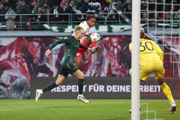 23.11.2025, xtgx, Fussball - 1.Bundesliga RB Leipzig - SV Werder Bremen emspor, v.l. Amos Pieper (Bremen, 5), Assan Ouedraogo (Leipzig, 20) Zweikampf, Duell, Kampf, tackle (DFL DFB REGULATIONS PROHIBIT ANY USE OF PHOTOGRAPHS as IMAGE SEQUENCES and or QUASI-VIDEO) Leipzig
