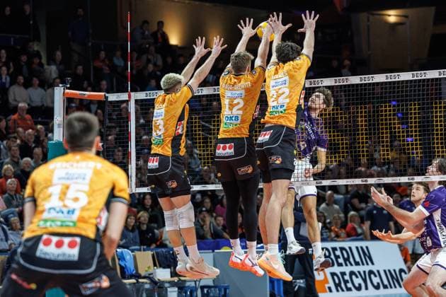 23.11.25, Berlin, Volleyball: 1.Bundesliga, Maenner, 8. Spieltag, BR Volleys - ASV Dachau, Max-Schmeling-Halle. Alex King vom ASV Dachau scheitert m Block von Jake Hanes (BR Volleys), Florian Krage-Brewitz und Ruben Schott (BR Volleys). BR Volleys - ASV Dachau