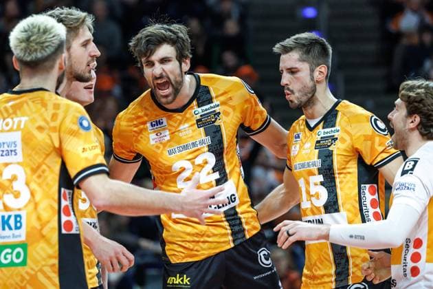 23.11.25, Berlin, Volleyball: 1.Bundesliga, Maenner, 8. Spieltag, BR Volleys - ASV Dachau, Max-Schmeling-Halle. Jake Hanes (BR Volleys) freut sich mit seinen Mannschaftskollegen über den Punkt. BR Volleys - ASV Dachau