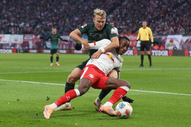 23.11.2025, xtgx, Fussball - 1.Bundesliga RB Leipzig - SV Werder Bremen emspor, v.l. Yan Diomande (Leipzig, 49), Marco Gruell (Grüll, Bremen, 17) Zweikampf, Duell, Kampf, tackle (DFL DFB REGULATIONS PROHIBIT ANY USE OF PHOTOGRAPHS as IMAGE SEQUENCES and or QUASI-VIDEO) Leipzig