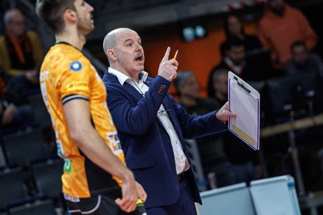 23.11.25, Berlin, Volleyball: 1.Bundesliga, Maenner, 8. Spieltag, BR Volleys - ASV Dachau, Max-Schmeling-Halle. Trainer Joel Banks (BR Volleys) steht gestikulierend am Spielfeldrand. BR Volleys - ASV Dachau