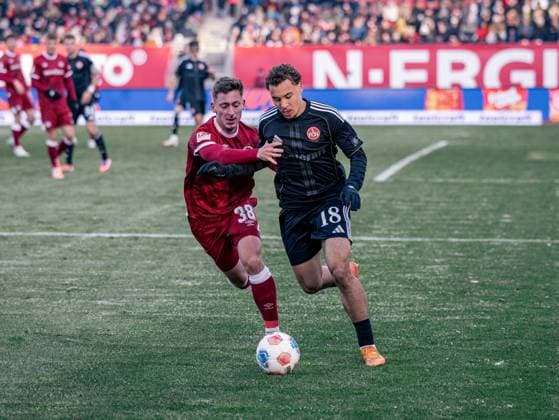 Deutschland: Fußball, 2. Bundesliga 2025 26, 13. Spieltag - 1. FC Nürnberg vs Arminia Bielefeld - Max-Morlock Stadion (Nürnberg): Marius Wörl Worl (Arminia Bielefeld, 38) im Duell um den Ball mit Rafael Lubach (1. FC Nürnberg, 18)