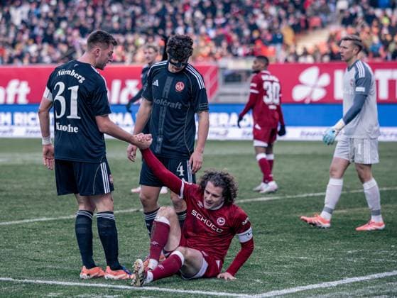 Deutschland: Fußball, 2. Bundesliga 2025 26, 13. Spieltag - 1. FC Nürnberg vs Arminia Bielefeld - Max-Morlock Stadion (Nürnberg): Mohamed Ali Zoma (1. FC Nürnberg, 23) MaÃ«l Corboz (Arminia Bielefeld, 6)