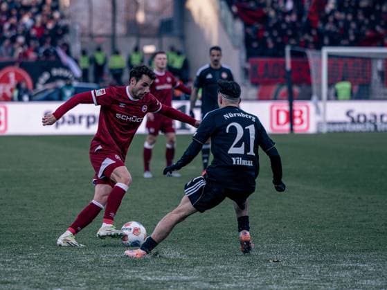 Deutschland: Fußball, 2. Bundesliga 2025 26, 13. Spieltag - 1. FC Nürnberg vs Arminia Bielefeld - Max-Morlock Stadion (Nürnberg): Mohamed Ali Zoma (1. FC Nürnberg, 23) Luka Lochoshvili (1. FC Nürnberg, 24)