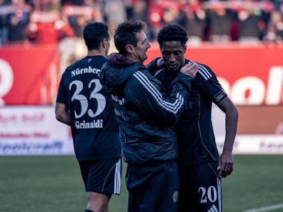 Deutschland: Fußball, 2. Bundesliga 2025 26, 13. Spieltag - 1. FC Nürnberg vs Arminia Bielefeld - Max-Morlock Stadion (Nürnberg): Jan Reichert (1. FC Nürnberg, 1) nach dem Spiel mit Pape Demba Diop (1. FC Nürnberg, 20)