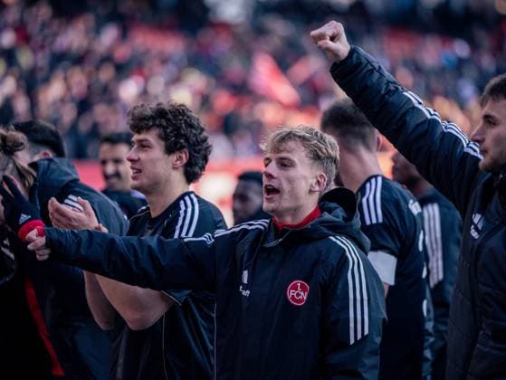 Deutschland: Fußball, 2. Bundesliga 2025 26, 13. Spieltag - 1. FC Nürnberg vs Arminia Bielefeld - Max-Morlock Stadion (Nürnberg): Jubel nach dem Spiel Tim Janisch (1. FC Nürnberg, 32)