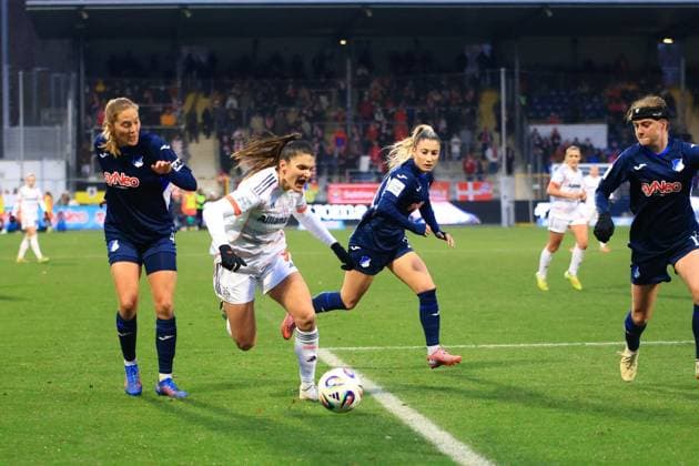RECORD DATE NOT STATED Jovana Damnjanovic (9; FC Bayern München) mit Ball, während Lisann Kaut (4; TSG Hoffenheim Frauen) und Janna Grimm (26; TSG Hoffenheim Frauen) verteidigen Spielerinnen kämpfen um Ball