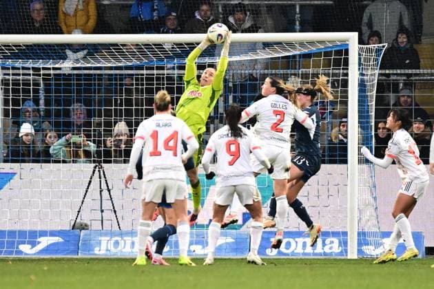 RECORD DATE NOT STATED Laura Dick (1; TSG Hoffenheim Frauen) fängt den Ball sicher im Strafraum, während Spielerinnen von FC Bayern München und TSG Hoffenheim Frauen um den Ball kämpfen Torwart fängt Ball