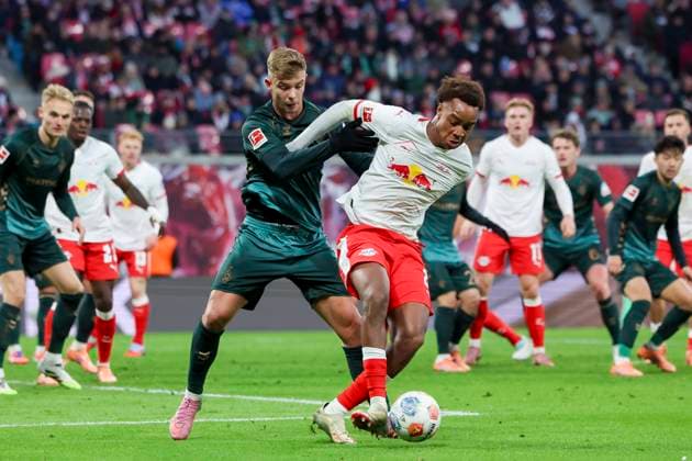 Keke Topp (Werder Bremen) und Assan Ouedraogo (RB Leipzig) kaempfen um den Ball, Bundesliga, RB Leipzig v SV Werder Bremen, Red Bull Arena am 23. November 2025 in Leipzig, Deutschland. (Foto von Marco Steinbrenner DeFodi Images) Keke Topp (Werder Bremen) und Assan Ouedraogo (RB Leipzig) battle for the ball, Bundesliga, RB Leipzig v SV Werder Bremen, Red Bull Arena, November 23, 2025 in Leipzig, Germany. (Photo by Marco Steinbrenner DeFodi Images) DFL regulations prohibit any use of photographs as image sequences and or quasi-video.