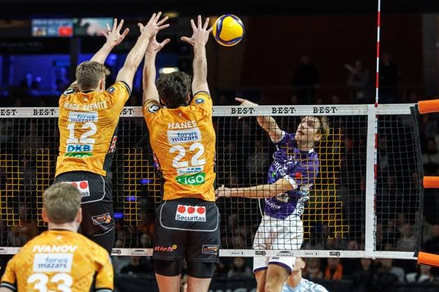 23.11.25, Berlin, Volleyball: 1.Bundesliga, Maenner, 8. Spieltag, BR Volleys - ASV Dachau, Max-Schmeling-Halle. Alex King vom ASV Dachau scheitert m Block von Jake Hanes (BR Volleys) und Florian Krage-Brewitz. BR Volleys - ASV Dachau