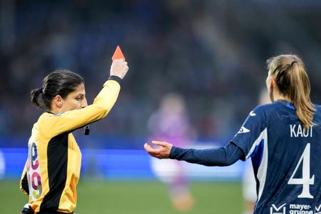 v.li.: Dr. Riem Hussein (Schiedsrichterin) zeigt Lisann Kaut (TSG, 4) die Gelb-Rote Karte, Platzverweis, Hinausstellung, Feldverweis, second yellow card, Highlight, Action, Aktion, Spielszene, 23.11.2025, Sinsheim (Hoffenheim) (Deutschland), Fussball, Google Pixel Frauen-Bundesliga, TSG 1899 Hoffenheim - FC Bayern München, DFB DFL REGULATIONS PROHIBIT ANY USE OF PHOTOGRAPHS AS IMAGE SEQUENCES AND OR QUASI-VIDEO. *** from left Dr Riem Hussein referee shows Lisann Kaut TSG, 4 the yellow red card, sending off, expulsion, second yellow card, highlight, action, action scene, 23 11 2025, Sinsheim Hoffenheim Germany , Football, Google Pixel Women Bundesliga, TSG 1899 Hoffenheim FC Bayern Munich, DFB DFL REGULATIONS PROHIBIT ANY USE OF PHOTOGRAPHS AS IMAGE SEQUENCES AND OR QUASI VIDEO xozx