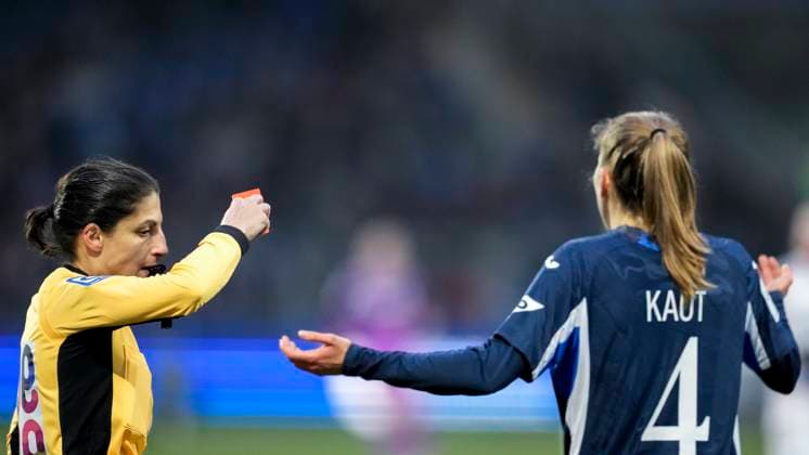 v.li.: Dr. Riem Hussein (Schiedsrichterin) zeigt Lisann Kaut (TSG, 4) die Gelb-Rote Karte, Platzverweis, Hinausstellung, Feldverweis, second yellow card, Highlight, Action, Aktion, Spielszene, 23.11.2025, Sinsheim (Hoffenheim) (Deutschland), Fussball, Google Pixel Frauen-Bundesliga, TSG 1899 Hoffenheim - FC Bayern München, DFB DFL REGULATIONS PROHIBIT ANY USE OF PHOTOGRAPHS AS IMAGE SEQUENCES AND OR QUASI-VIDEO.