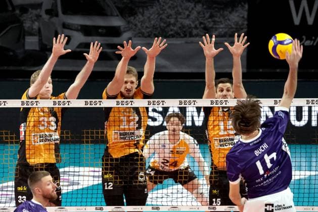 DEU, DVV, 1.VBL, BR Volleys vs. ASV Dachau, 23.11.2025, Max-Schmeling-Halle, Berlin, DEU, DVV, 1.VBL, BR Volleys vs. ASV Dachau, im Bild Fedor Ivanov (BR Volleys 33), Florian Krage-Brewitz (BR Volleys 12), Moritz Reichert (BR Volleys 15), Marius Buechi (Dachau 16)