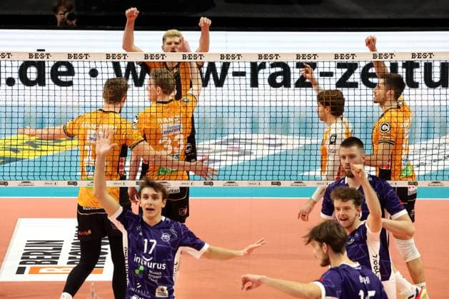 DEU, DVV, 1.VBL, BR Volleys vs. ASV Dachau, 23.11.2025, Max-Schmeling-Halle, Berlin, DEU, DVV, 1.VBL, BR Volleys vs. ASV Dachau, im Bild BR Volleys-Spielerkreis, Dachau-Spielerkreis