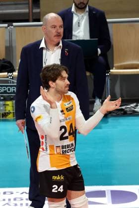 DEU, DVV, 1.VBL, BR Volleys vs. ASV Dachau, 23.11.2025, Max-Schmeling-Halle, Berlin, DEU, DVV, 1.VBL, BR Volleys vs. ASV Dachau, im Bild Trainer Joel Banks (BR Volleys), Kyle Dagostino (BR Volleys 24)