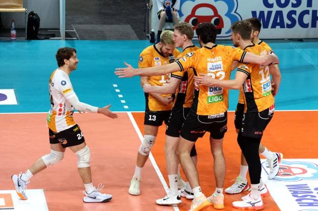 DEU, DVV, 1.VBL, BR Volleys vs. ASV Dachau, 23.11.2025, Max-Schmeling-Halle, Berlin, DEU, DVV, 1.VBL, BR Volleys vs. ASV Dachau, im Bild BR Volleys-Spielerkreis, Kyle Dagostino (BR Volleys 24)