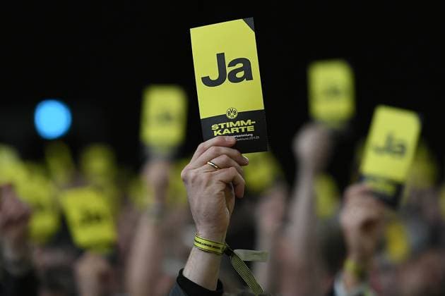 Mitgliederversammlung Borussia Dortmund am 23.11.2025 in der Westfalenhalle in Dortmund Mitglieder zeigen ihre Stimmkarten bei der Abstimmung