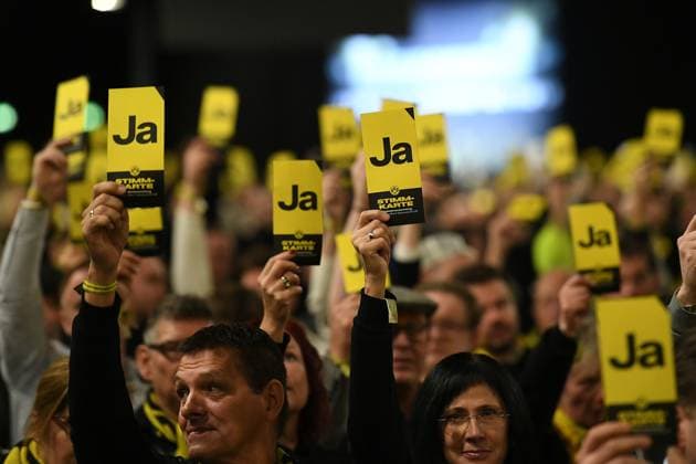 Mitgliederversammlung Borussia Dortmund am 23.11.2025 in der Westfalenhalle in Dortmund Mitglieder zeigen ihre Stimmkarten bei der Abstimmung