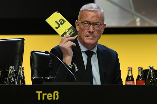 Mitgliederversammlung Borussia Dortmund am 23.11.2025 in der Westfalenhalle in Dortmund Thomas Treß ( Geschäftsführung Dortmund ) zeigt eine Stimmkarte
