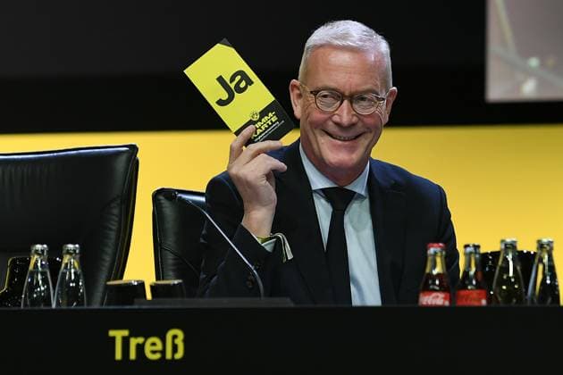 Mitgliederversammlung Borussia Dortmund am 23.11.2025 in der Westfalenhalle in Dortmund Thomas Treß ( Geschäftsführung Dortmund ) zeigt eine Stimmkarte