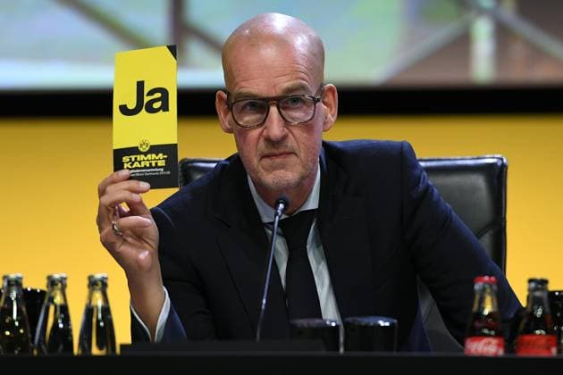 Mitgliederversammlung Borussia Dortmund am 23.11.2025 in der Westfalenhalle in Dortmund Carsten Cramer ( Geschäftsführung Dortmund ) zeigt eine Stimmkarte