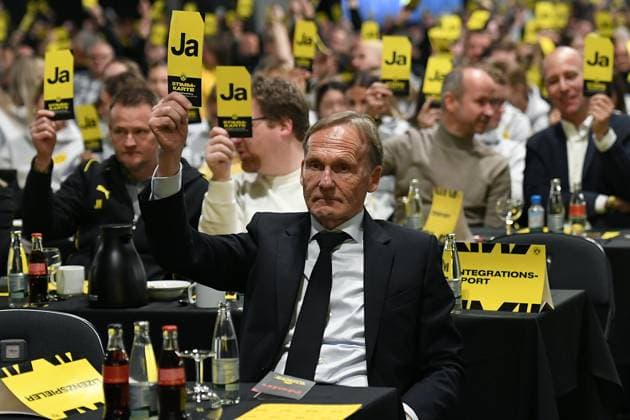 Mitgliederversammlung Borussia Dortmund am 23.11.2025 in der Westfalenhalle in Dortmund Hans-Joachim Watzke ( Vorsitzender der Geschäftsführung Dortmund ) mit Stimmkarte bei der Stimmabgabe