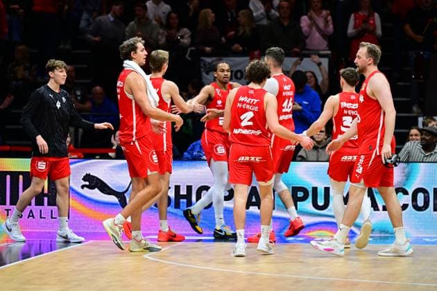 23.11.2025 - Basketball - Saison 2025 2026 - 2. Bundesliga Pro-A - 10. Spieltag: Nürnberg Falcons Basketball Club NBC - BBC Bayreuth - AlSch - xalxscx - Team Falcons Nürnberg jubelt freut sich klatscht ab
