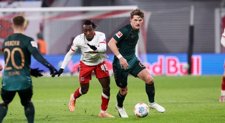RB Leipzig - Bremen Bundesliga Leipzig, 23.11.2025, Red Bull Arena, Fußball, 1.Bundesliga, 11.Spieltag , RB Leipzig vs. SV Werder Bremen , Im Bild von links: Yan Diomande (49, RB Leipzig), Jens Stage (6, Bremen). , Nur zur redaktionellen Nutzung. Only editorial use. , DFL DFB regulations prohibit any use of photographs as image sequences and or quasi-video. ,